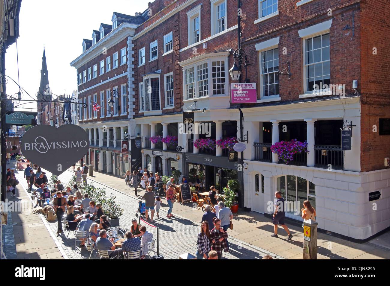Chester Distinctive Rows, Eastgate Street, Chester, Cheshire, England, UK, CH1 1LT Stockfoto