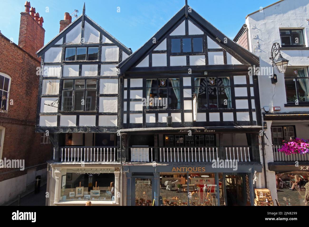 Geschäfte, Reihen und Gebäude, Architektur der Watergate Street, Chester, Cheshire, England, Großbritannien, CH1 2LE, im Sommer Stockfoto