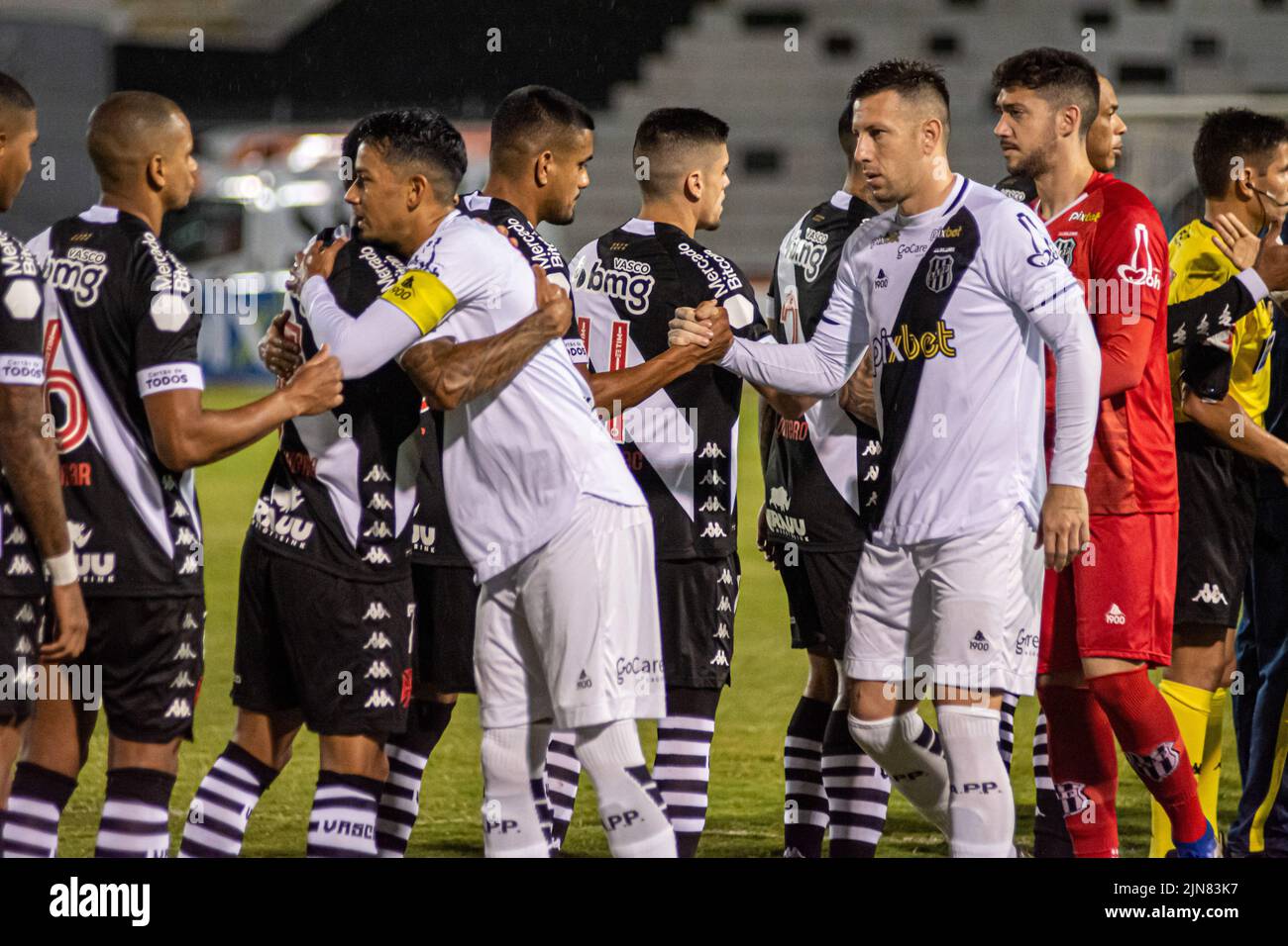 Campinas, Brasilien. 09. August 2022. Spieler zu Beginn des Spiels zwischen Ponte Preta x Vasco, gültig für die brasilianische Meisterschaft Serie B, die am Dienstag (09) im Moisés Lucarelli Stadium in Campinas/SP ausgetragen wird. Quelle: Pedro Teixeira/FotoArena/Alamy Live News Stockfoto