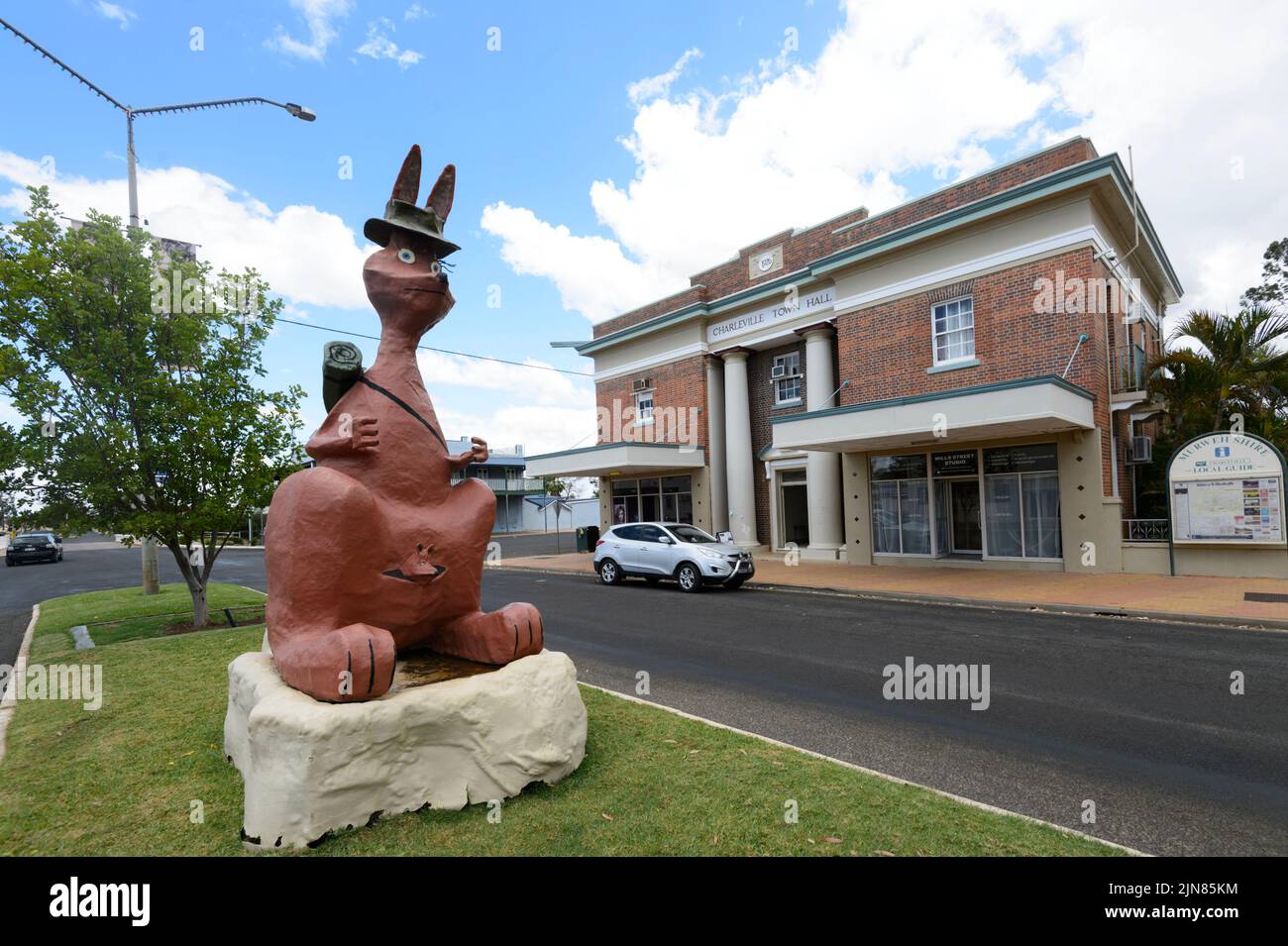 Matilda die Känguru-Skulptur gegenüber dem imposanten Rathaus in Wills Street, Charleville, South West Queensland, QLD, Australien Stockfoto