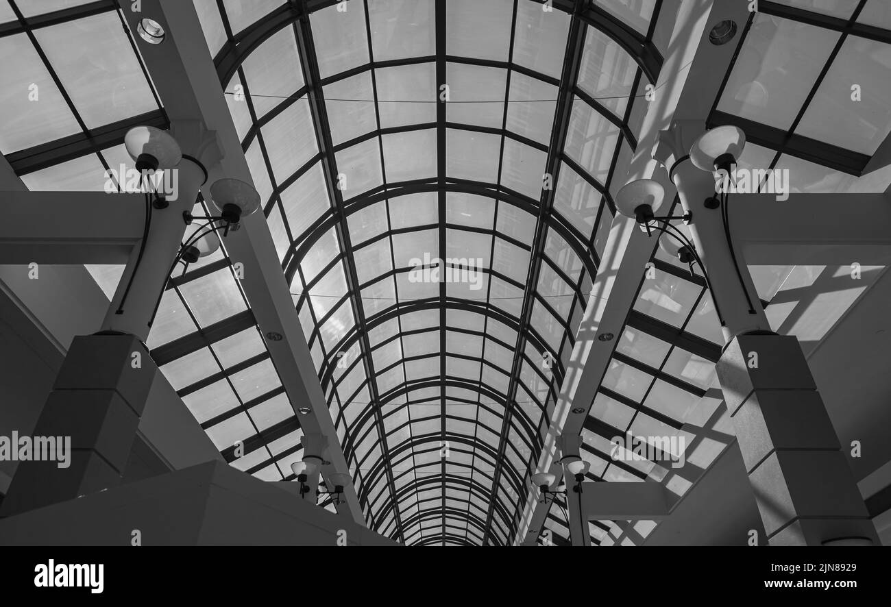 Dachfenster im Einkaufszentrum. Das Innere des Haupteinkaufszentrums mit großem Oberlicht und natürlichem Licht vom Glasdach. Abstrakt, niemand, moderner archit Stockfoto