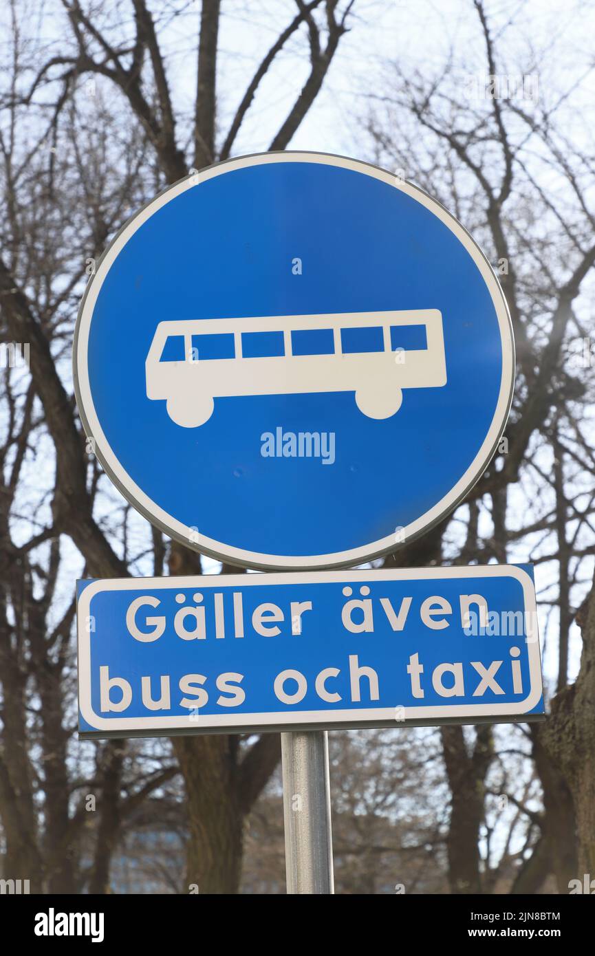 Das Straßenschild für den öffentlichen Nahverkehr in Schweden erlaubt auch Busse und Taxis. Stockfoto