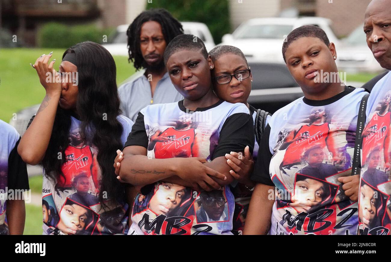 Ferguson, Usa. 09. August 2022. Familienmitglieder wischen Tränen ab, während sie das Leben von Michael Brown Jr. an der Stelle feiern, an der er vor acht Jahren in Ferguson, Missouri, am Dienstag, dem 9. August 2022, getötet wurde. Am 9. August 2014 wurde Michael Brown jr. Von Darren Wilson, dem Polizeibeamten von Ferguson, tödlich geschossen, nachdem eine Auseinandersetzung folgte. Johnson war zum Zeitpunkt der Schießerei bei Brown und dieses Ereignis löste Unruhen in Ferguson aus. Foto von Bill Greenblatt/UPI Credit: UPI/Alamy Live News Stockfoto