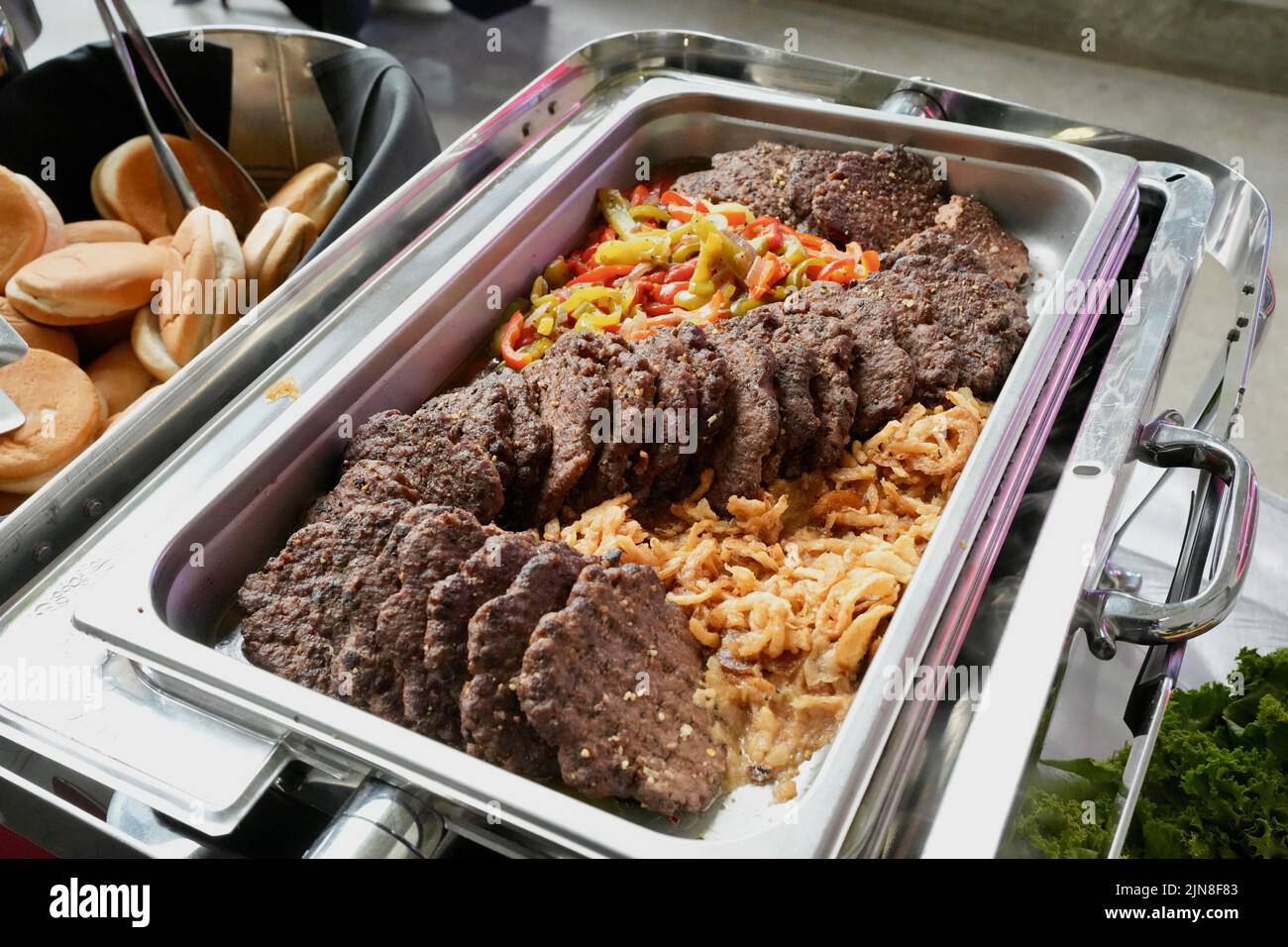 Eine Gruppe Hamburger auf einem Tablett am Buffet. Stockfoto
