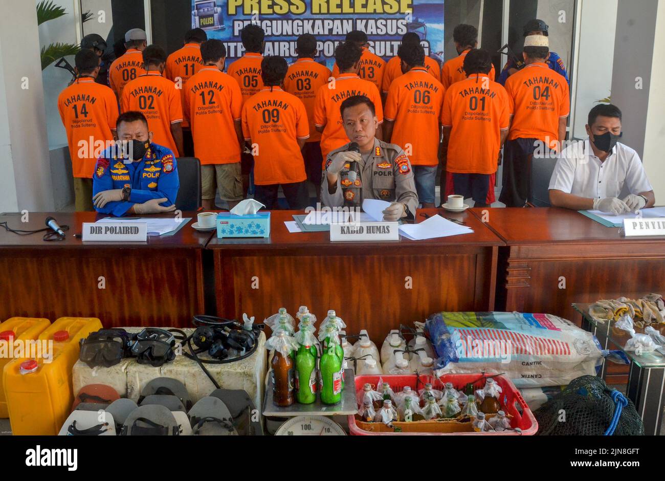 Das Direktorat für Wasser- und Luftpolizei (Ditpolairud) der Regionalpolizei Zentral-Sulawesi hat bekannt gegeben, dass es 17 Täter, die zerstörerische Fischerei oder Fischfang mit Bomben in 2 aufeinander folgenden Tagen begangen haben, beim Einsatz von Beweisen und Verdächtigen im Hauptquartier der Polizei Ditpolairud in Zentral-Sulawesi verhaftet hat. Zwei Fälle wurden an zwei aufeinanderfolgenden Tagen aufgedeckt, der erste am 3. August 2022 in den Gewässern von Tombaton, Banggai Laut Regency und der zweite am 4. August 2022 in den Gewässern der Karantu Insel, Kalerong Dorf, South Bungku District, Morowali Regency. (Foto von Wahono/Pacific Press) Stockfoto