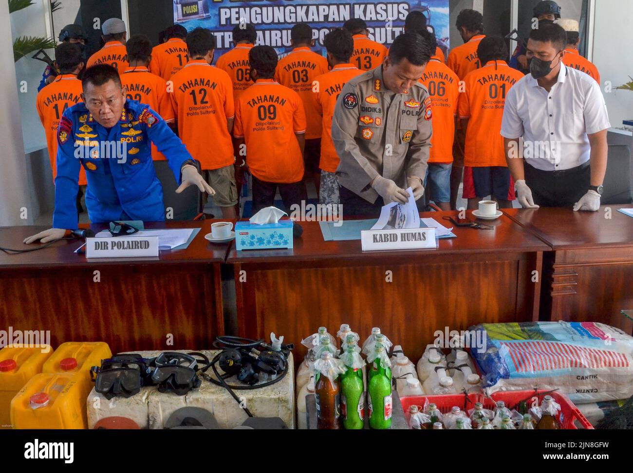 Das Direktorat für Wasser- und Luftpolizei (Ditpolairud) der Regionalpolizei Zentral-Sulawesi hat bekannt gegeben, dass es 17 Täter, die zerstörerische Fischerei oder Fischfang mit Bomben in 2 aufeinander folgenden Tagen begangen haben, beim Einsatz von Beweisen und Verdächtigen im Hauptquartier der Polizei Ditpolairud in Zentral-Sulawesi verhaftet hat. Zwei Fälle wurden an zwei aufeinanderfolgenden Tagen aufgedeckt, der erste am 3. August 2022 in den Gewässern von Tombaton, Banggai Laut Regency und der zweite am 4. August 2022 in den Gewässern der Karantu Insel, Kalerong Dorf, South Bungku District, Morowali Regency. (Foto von Wahono/Pacific Press) Stockfoto