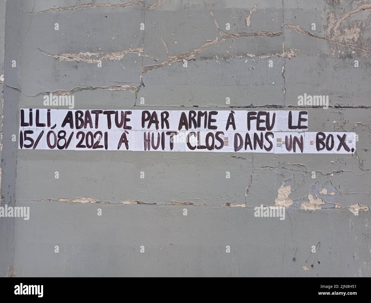 UNE affiche sur un mur parisien, LILI, ABATTUE PAR ARME à FEU LE 15/08/2021 à HUIT CLOS DANS UN BOX Stockfoto