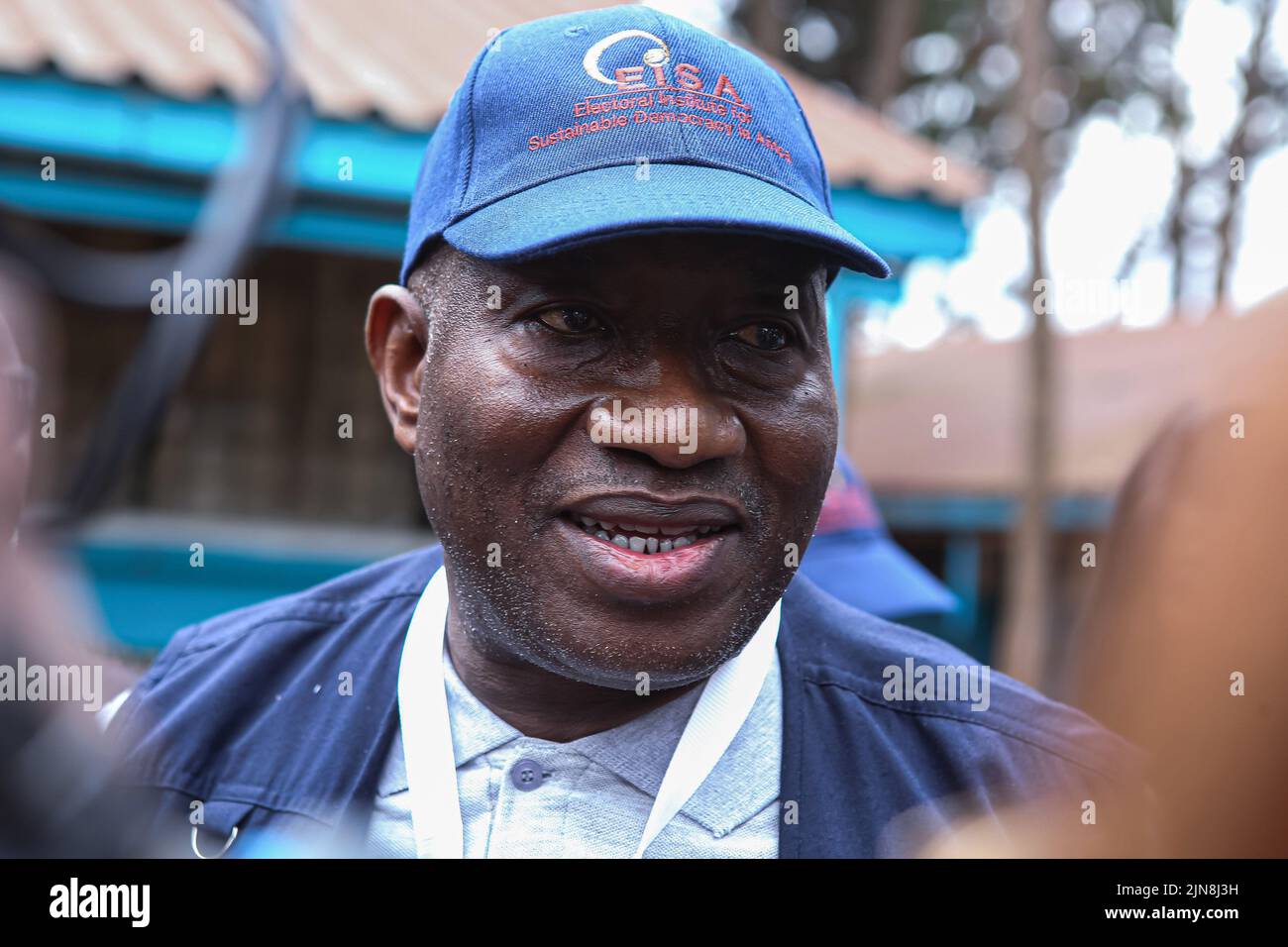 Der ehemalige nigrische Präsident Jonathan Goodluck spricht während der Parlamentswahlen in Nairobi mit den Medien an einem der Wahllokale. Er leitet die Delegation der Wahlbeobachtungsmission. Am 9. August 2022 stimmten die Kenianer für die Wahl des Präsidenten und des stellvertretenden Präsidenten, der Gouverneure des Landkreises, der Senatsmitglieder, der Vertreter der Nationalversammlung (einschließlich der Vertreterinnen der Bezirke) und der Mitglieder der Bezirksversammlungen. In diesem Jahr fanden die Wahlen in schätzungsweise 46.232 Wahllokalen statt. Die Abstimmung begann um 6am Uhr und endete um 5pm Uhr. Stockfoto