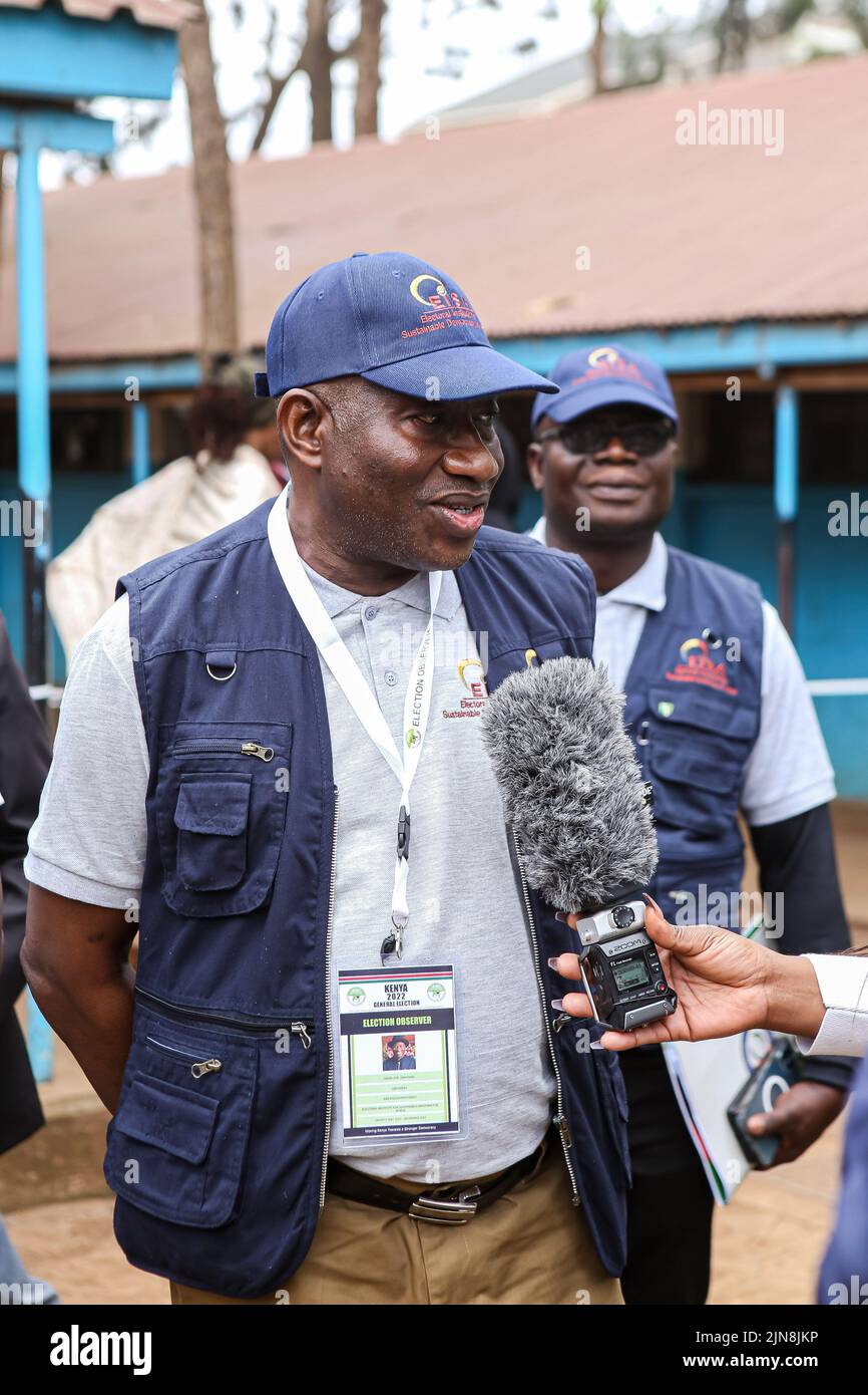 Der ehemalige nigrische Präsident Jonathan Goodluck spricht während der Parlamentswahlen in Nairobi mit den Medien an einem der Wahllokale. Er leitet die Delegation der Wahlbeobachtungsmission. Am 9. August 2022 stimmten die Kenianer für die Wahl des Präsidenten und des stellvertretenden Präsidenten, der Gouverneure des Landkreises, der Senatsmitglieder, der Vertreter der Nationalversammlung (einschließlich der Vertreterinnen der Bezirke) und der Mitglieder der Bezirksversammlungen. In diesem Jahr fanden die Wahlen in schätzungsweise 46.232 Wahllokalen statt. Die Abstimmung begann um 6am Uhr und endete um 5pm Uhr. (Foto von Boniface Muthoni/SOPA Images/Sipa USA) Stockfoto