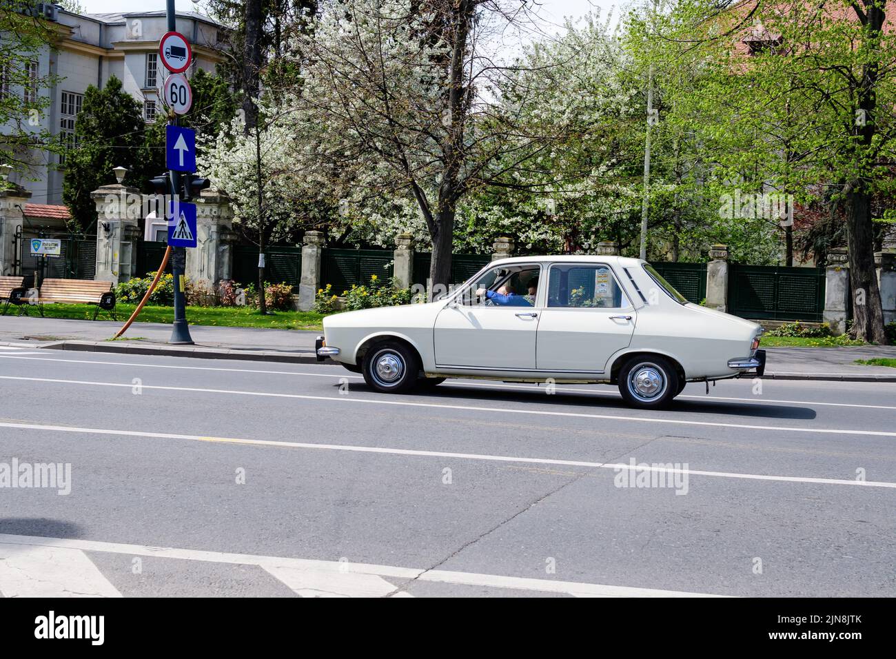 Bukarest, Rumänien, 24. April 2021 Alter weißer rumänischer Dacia 1300 Oldtimer im Straßenverkehr an einem sonnigen Frühlingstag auf einer Straße Stockfoto