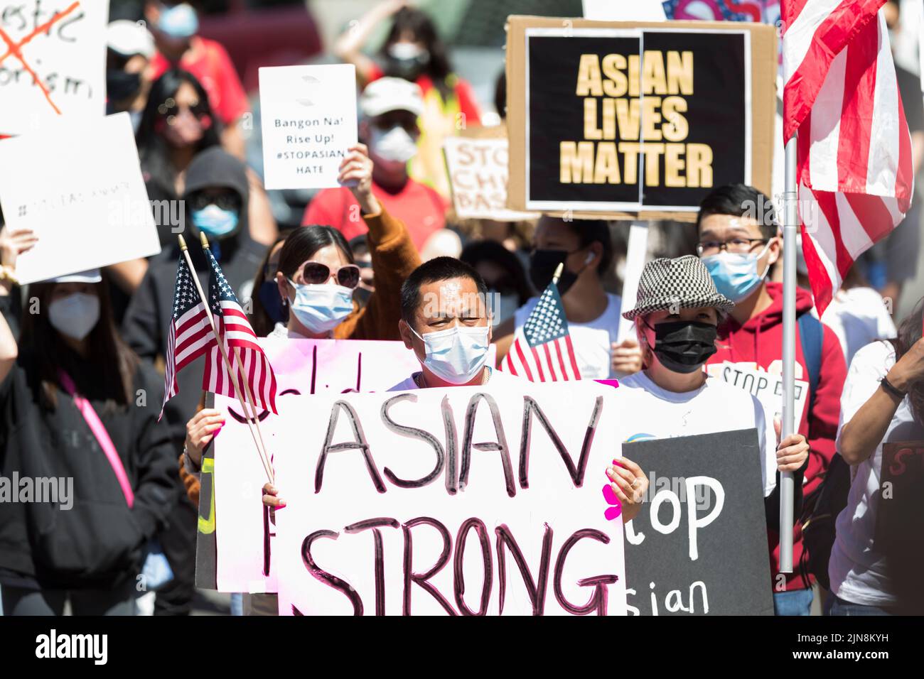 Demonstranten versammeln sich am Nationalfeiertag im Rathaus von Los Angeles und fordern ein Ende der Waffengewalt und der antiasiatischen Gewalt. Stockfoto