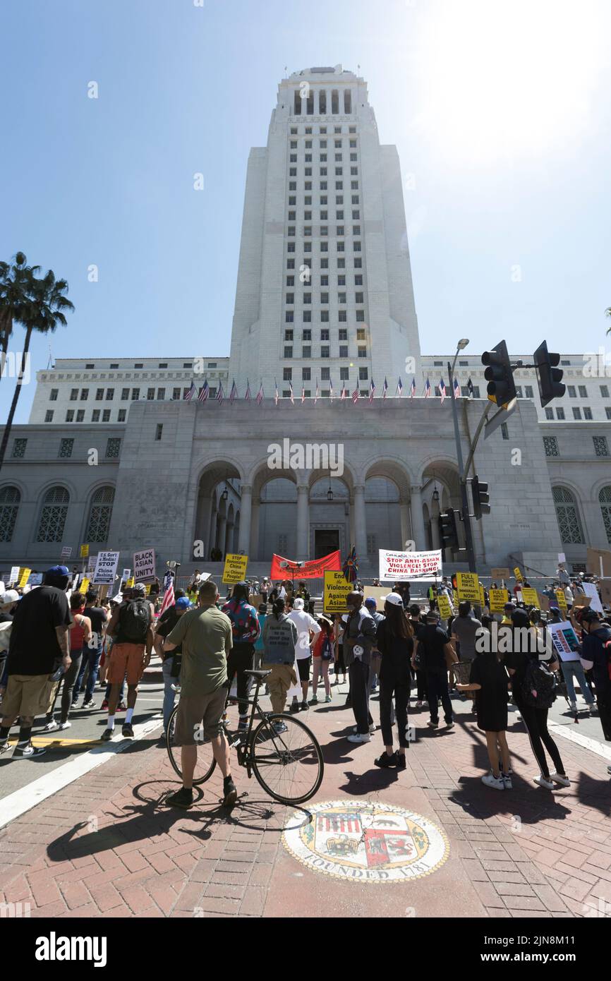 Demonstranten versammeln sich am Nationalfeiertag im Rathaus von Los Angeles und fordern ein Ende der Waffengewalt und der antiasiatischen Gewalt. Stockfoto