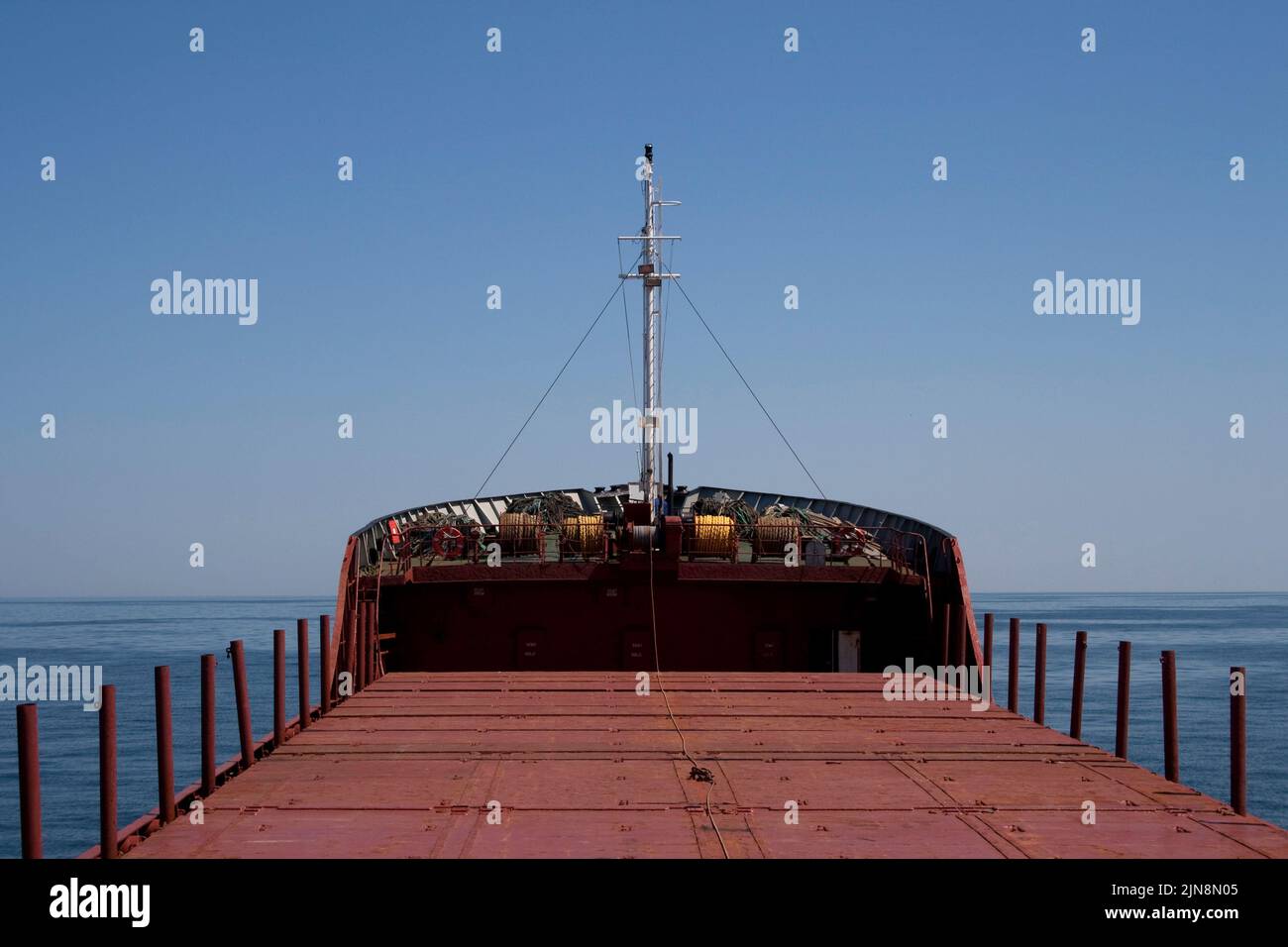 General, trockenes Frachtschiff mit leerem Frachtschiff auf See auf dem Weg zum Ladehafen Stockfoto