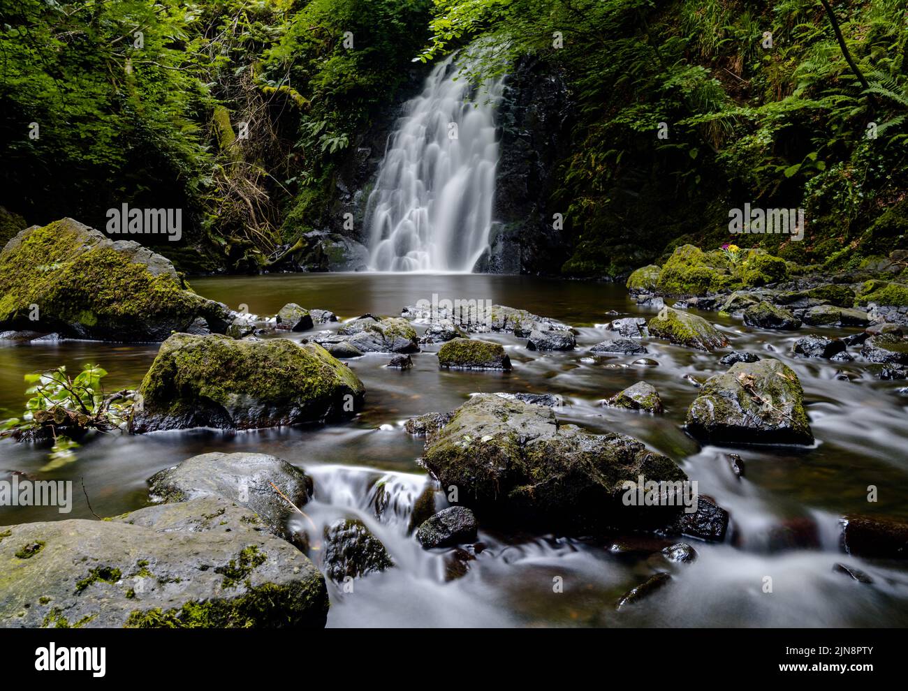 Blick auf den malerischen Gleno Wasserfall in den Glens of Antrim bei Larne Stockfoto