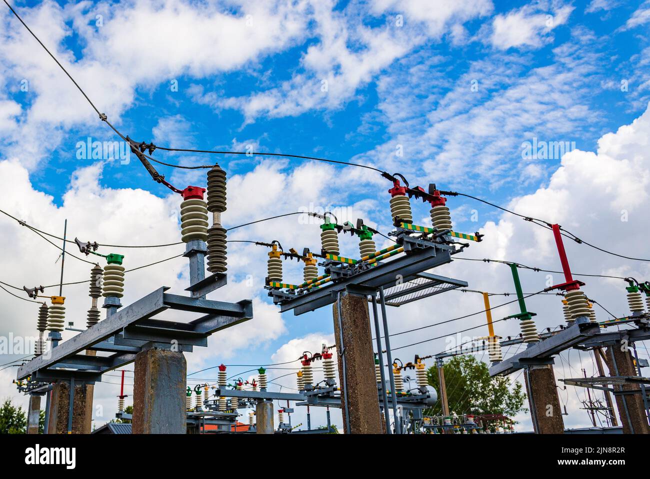 Elektrische Stromübertragungsleitungen.Hochspannungs-Schaltanlage und Ausrüstung des Kraftwerks.Blauer Himmel weiß Wolken Sommertag. Stockfoto