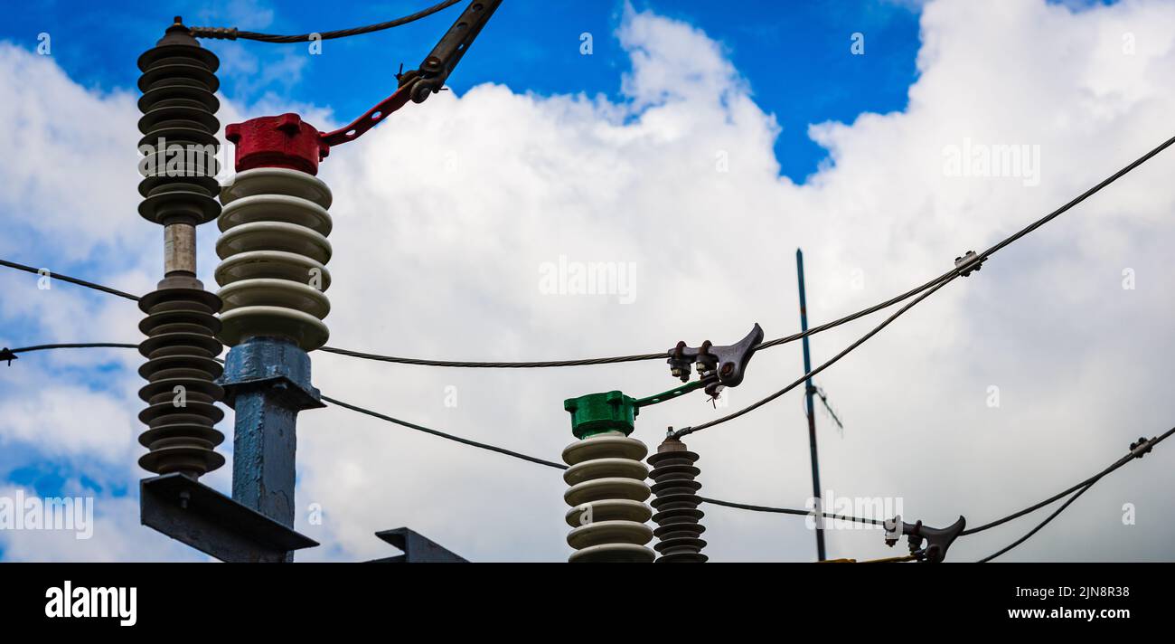 Elektrische Stromübertragungsleitungen. Hochspannungs-Schaltanlage und Ausrüstung des Kraftwerks. Blauer Himmel weiß Wolken Sommer Tag. Web-Banner, Werbung. Stockfoto