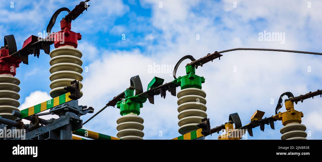 Elektrische Stromübertragungsleitungen.Hochspannungs-Schaltanlage und Ausrüstung des Kraftwerks.Blauer Himmel weiße Wolken Sommer Tag.Web-Banner, Werbung.Schließen Stockfoto