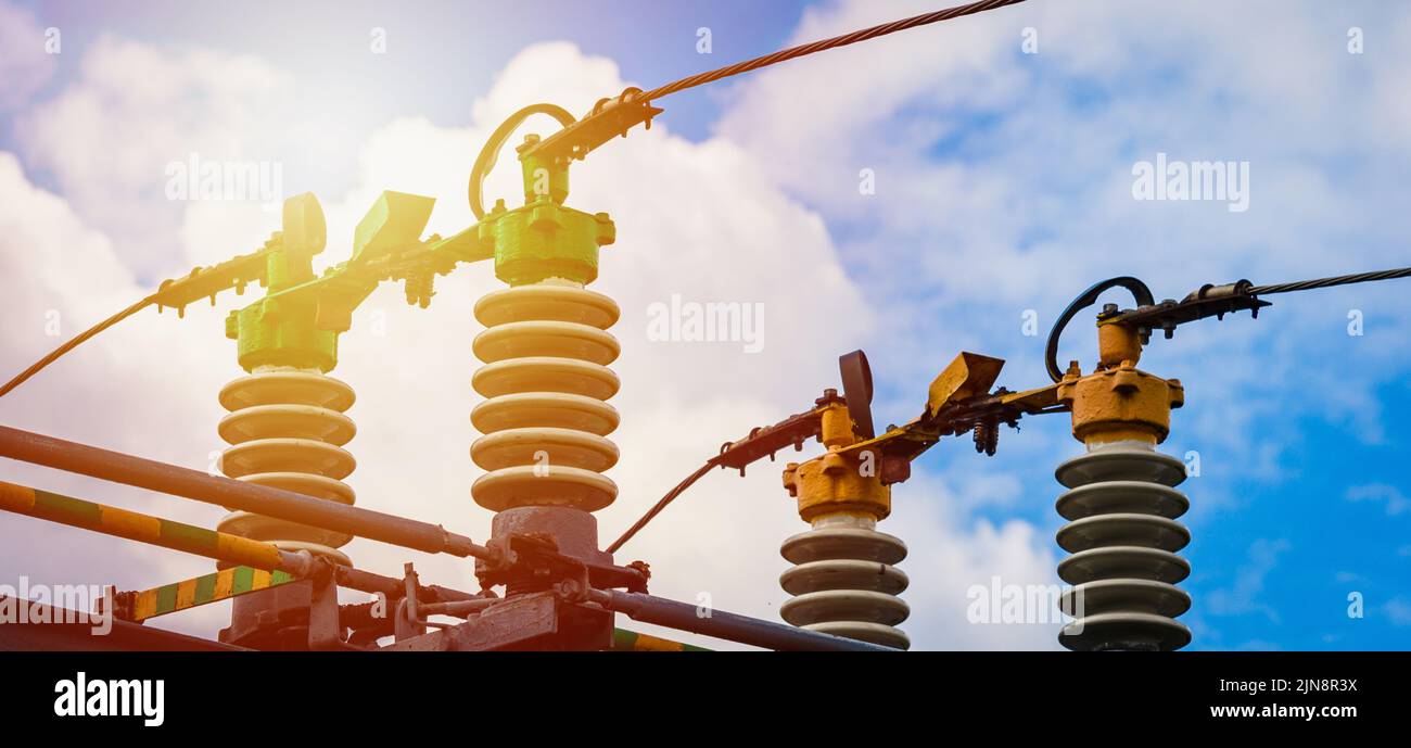 Elektrische Stromübertragungsleitungen. Hochspannungs-Schaltanlage und Ausrüstung von Kraftwerk. Blauer Himmel weiß Wolken Sommer Sonnenlicht day. Web-Banner, Werbung Stockfoto