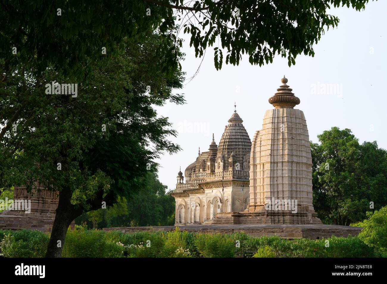 Der Parvati Tempel, umgeben von üppigen grünen Pflanzen in Indien Stockfoto