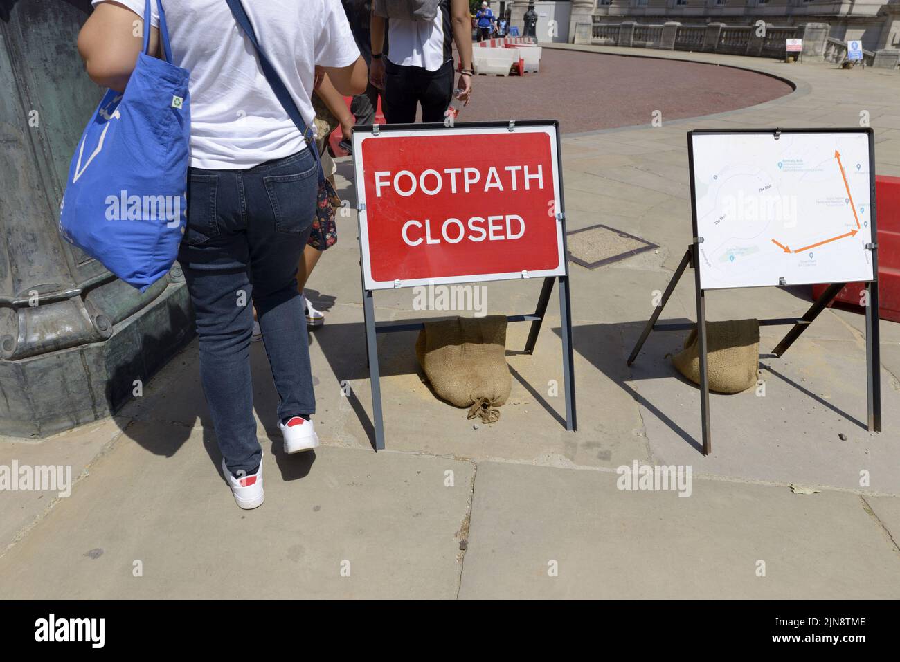 London, England, Großbritannien. Menschen, die an einem geschlossenen Schild, der Mall, vorbeilaufen Stockfoto