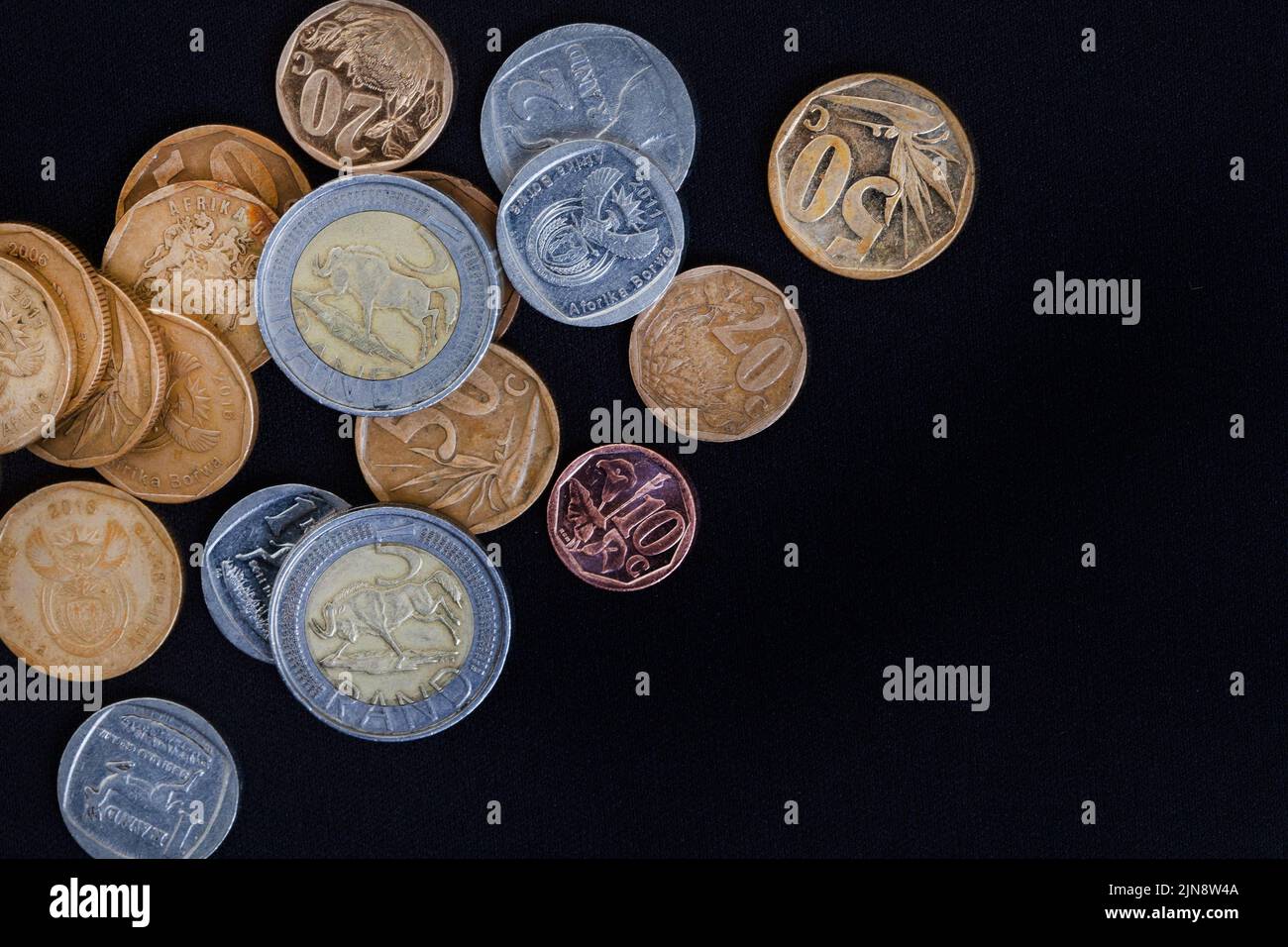 Rand und Cent auf schwarze, südafrikanische Währung. Jeder Cent zählt, wenn die Lebenshaltungskosten steigen Stockfoto