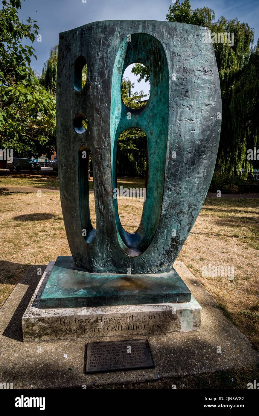 Barabara Hepworth Skulptur Norwich - Meeresform (Atlantik) von Barbara Hepworth in St Georges Green, Norwich. Erstellt 1964, Besetzung 3 von 6 erstellt. Stockfoto