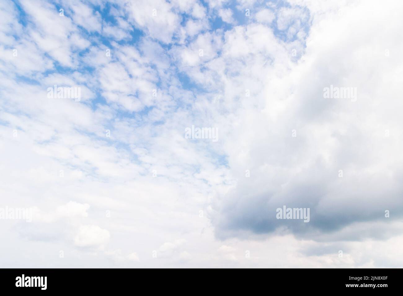 wolkige Wetterlandschaft. Windiger Himmel im Hintergrund. Frischluftkonzept. Niederschlagsprognose Stockfoto
