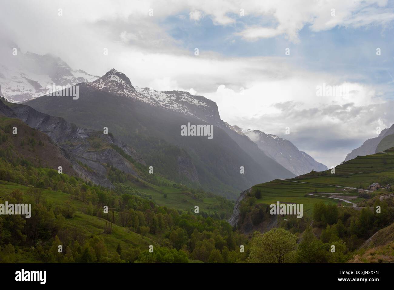 Bergkulisse über dem Tal der Romanche bei La Grave, Provence-Alpes-Côte d'Azur, Frankreich Stockfoto