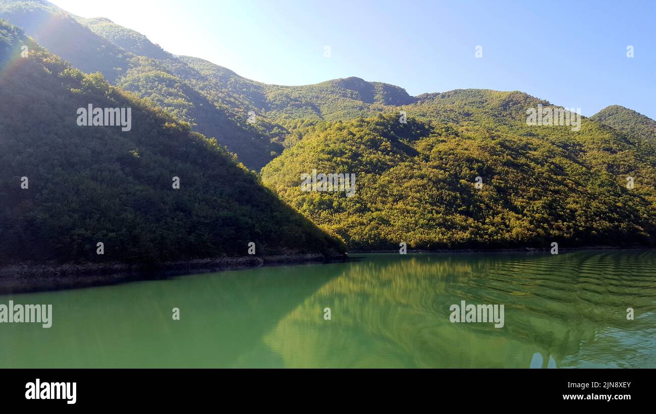 Der KomanSee ist ein Stausee am drinFluss im Norden Albaniens
