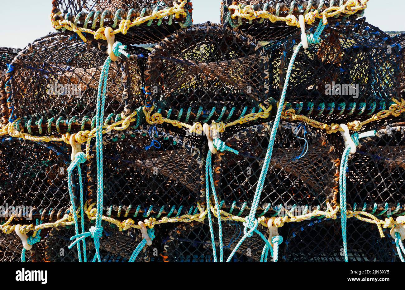Eine Nahaufnahme von Krabben-/Hummertöpfen am Kiesstrand in North Norfolk, bereit für den Einsatz in Cley-next-the-Sea, Norfolk, England, Großbritannien. Stockfoto