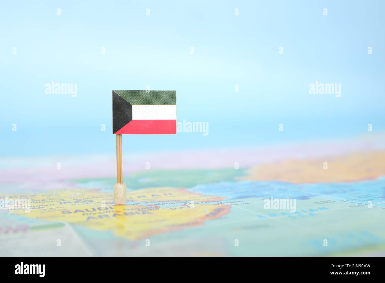 Selektiver Fokus der kuwaitischen Flagge auf der Weltkarte. Kuwait Land Lage und Souveränität Konzept Stockfoto