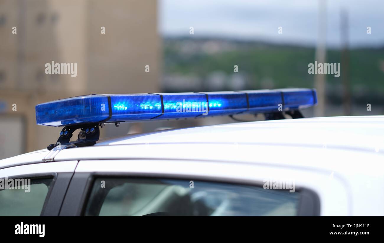 Blaue Warnleuchte Auf Einem Polizei- Oder Notrufwagen Dach Auf Einem Weißen  Fahrzeug Montiert Leuchtpult Notbeleuchtung Stockfoto - Bild von  sicherheit, patrouille: 162971632