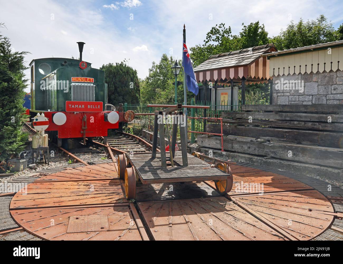 The Lord St Levan, Hunslet, Vintage Railway Stock am Bahnhof Bere Ferrers in Devon. Im Vordergrund ein Drehteller. Die Tamar Belle Heritage Group Co Stockfoto