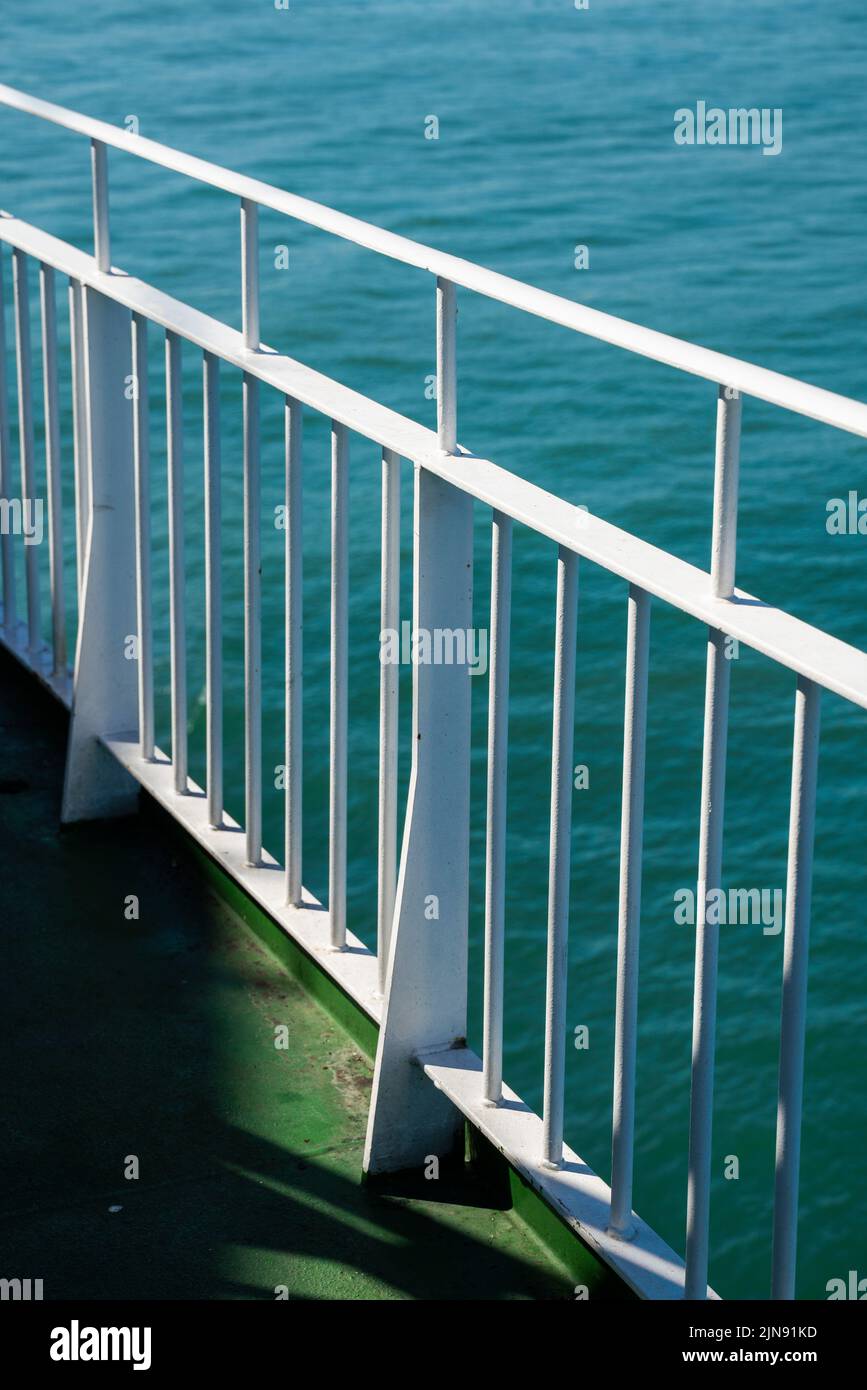 Detail eines Handlaufs auf einer Fähre an einem sonnigen Tag. Stockfoto