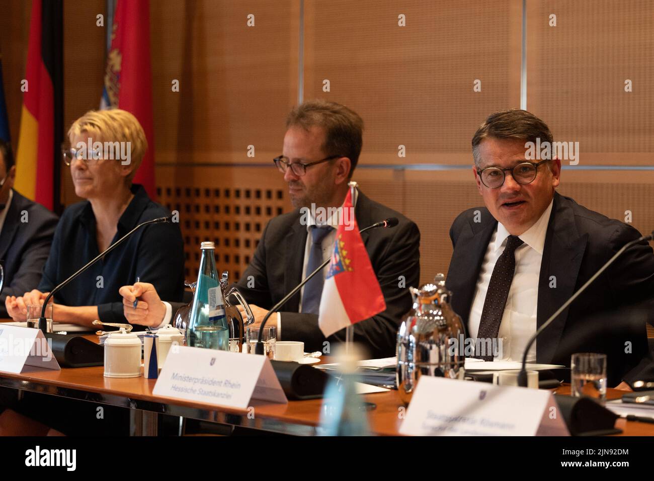 Wiesbaden, Deutschland. 10. August 2022. Hessens Ministerpräsident Boris Rhein (CDU) (r.), der Präsident der Bundesnetzagentur Klaus Müller und die Ökonomin Veronika Grimm beim Gipfel. Gasgipfel der hessischen Landesregierung, Treffen auf höchster Ebene mit Wirtschaftsverbänden, Gewerkschaften und Energieunternehmen. Quelle: Hannes P. Albert/dpa/Alamy Live News Stockfoto