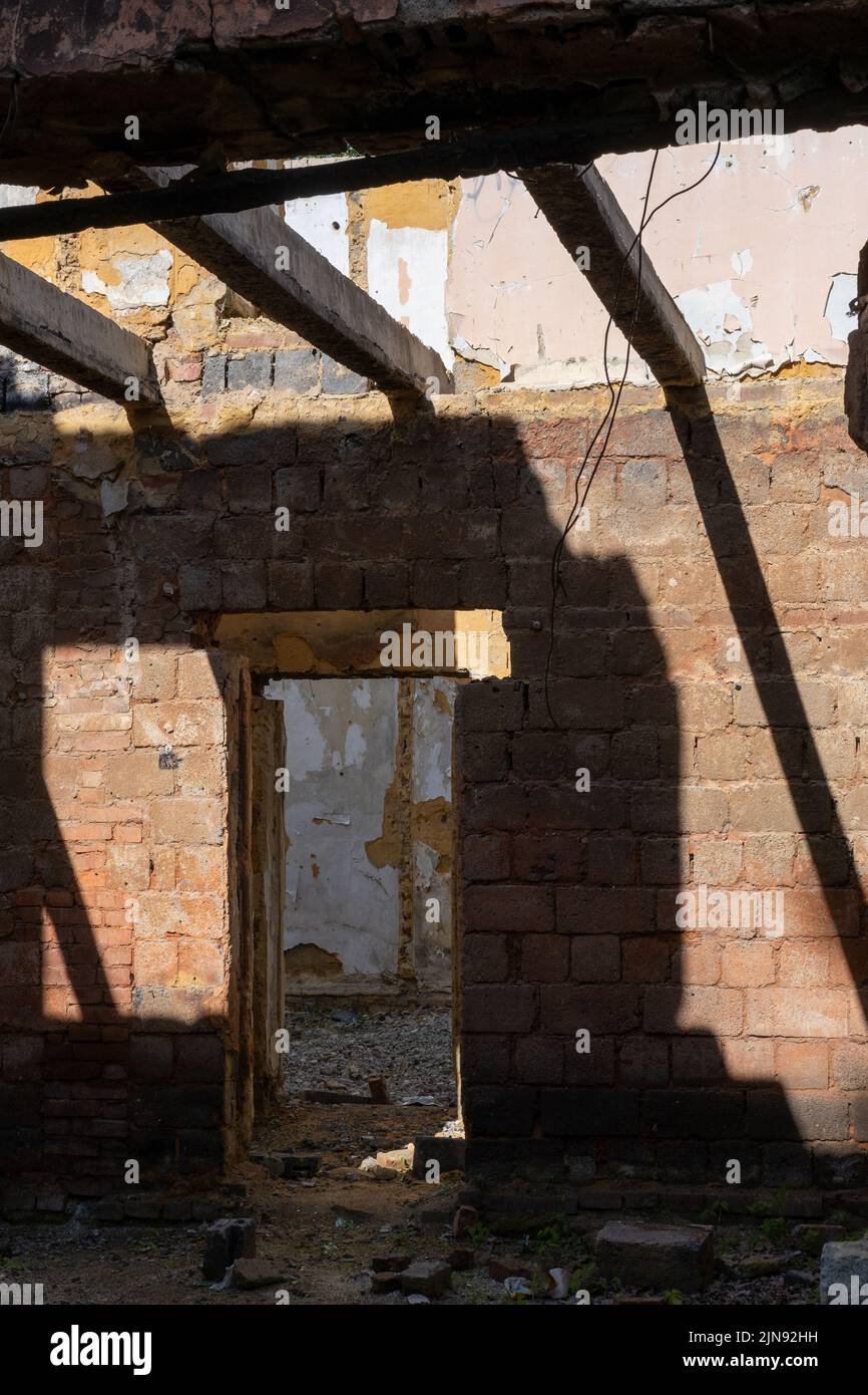 Kaputte Wände, Fenster. Der Prozess des Abrissens eines alten Gebäudes. Abriss von baufälligen Wohnungen für Neuentwicklung Stockfoto