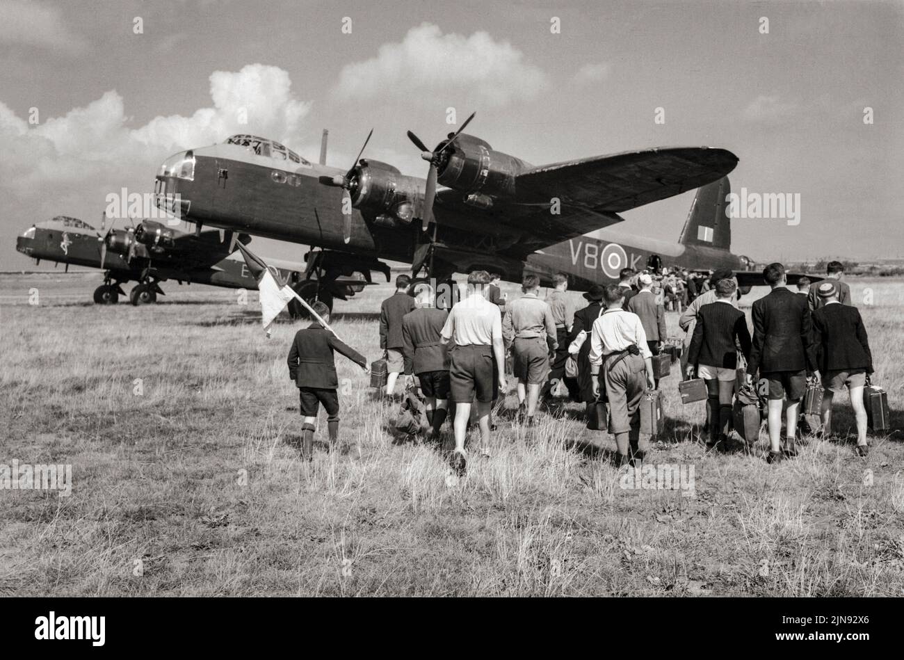 Tschecho-slowakische Waisenkinder aus deutschen Konzentrationslagern machen sich auf den Weg zu kurzen Stirling GT Mark IV, die am Prager Flughafen geparkt sind und sie zur Rehabilitation nach Großbritannien fliegen werden Stockfoto