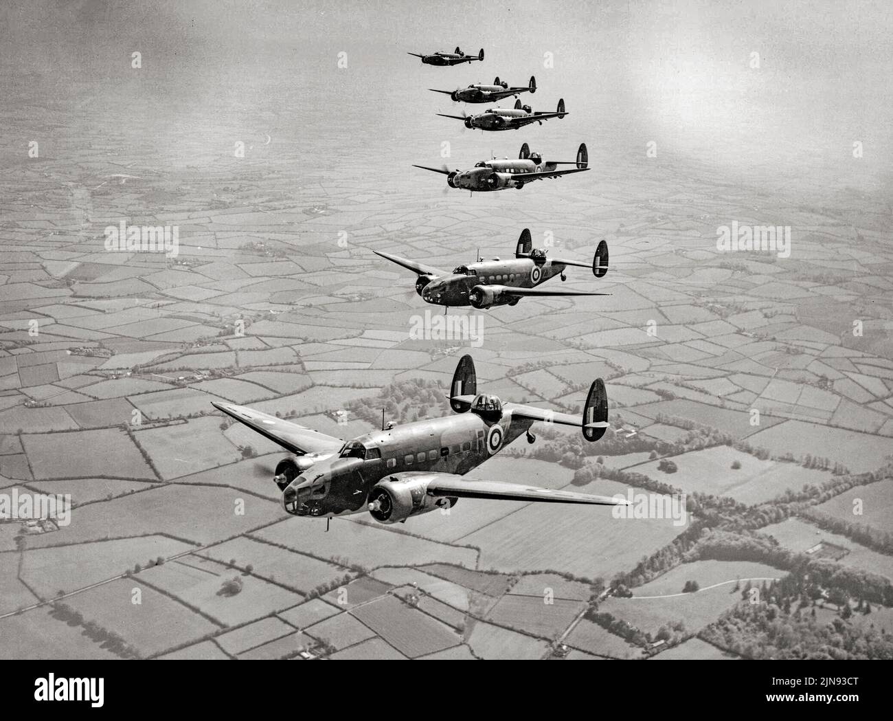 Lockheed Hudson Mark IIS und IIIs von No. 233 Squadron RAF mit Sitz in Aldergrove, County Antrim, fliegen über Nordirland. Der Hudson diente während des gesamten Krieges, hauptsächlich beim Coastal Command, aber auch in Transport- und Trainingsfunktionen, und lieferte Agenten in das besetzte Frankreich aus. Stockfoto