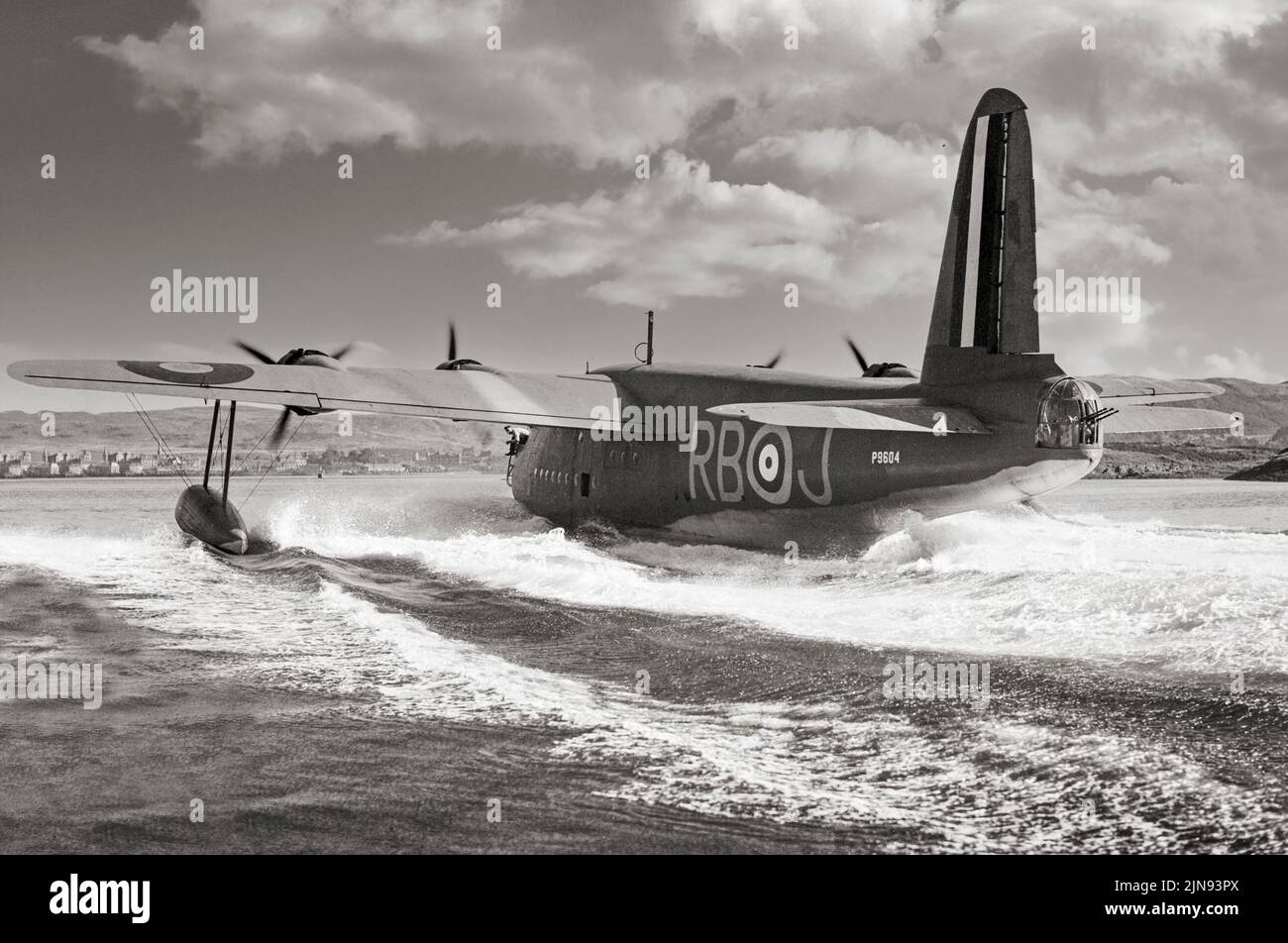 Short Sunderland Mark I von No. 10 Squadron Royal Australian Air Force (RAAF) Detachment in Oban, Argyll, kurz vor dem Start von Oban Bay. Beim Ausbruch des Zweiten Weltkriegs waren 39 Sunderlands im Dienst der RAF. Sunderlands erwies sich schnell als nützlich bei der Rettung der Besatzungen von torpedierten Schiffen, und als sich die britischen Anti-U-Boot-Maßnahmen verbesserten, begann das Sunderland auch Verluste zu verursachen. Die Deutschen sollen das Sunderland wegen seiner defensiven Feuerkraft den Spitznamen „Flying Porcupine“ erhalten haben. Stockfoto