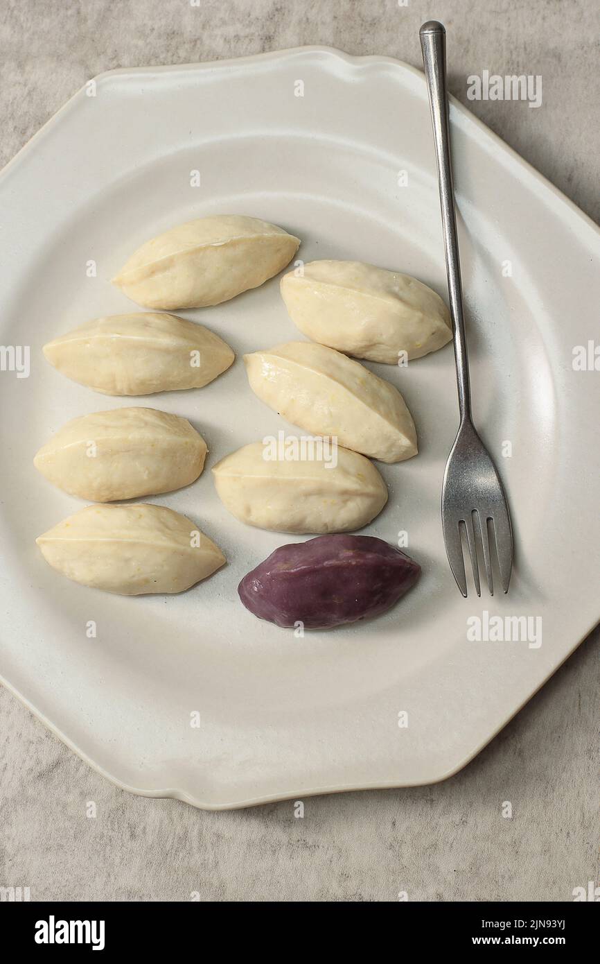 Songpyeon Chuseok Essen, Half Moon Reiskuchen mit Pinienkerzen Stockfoto