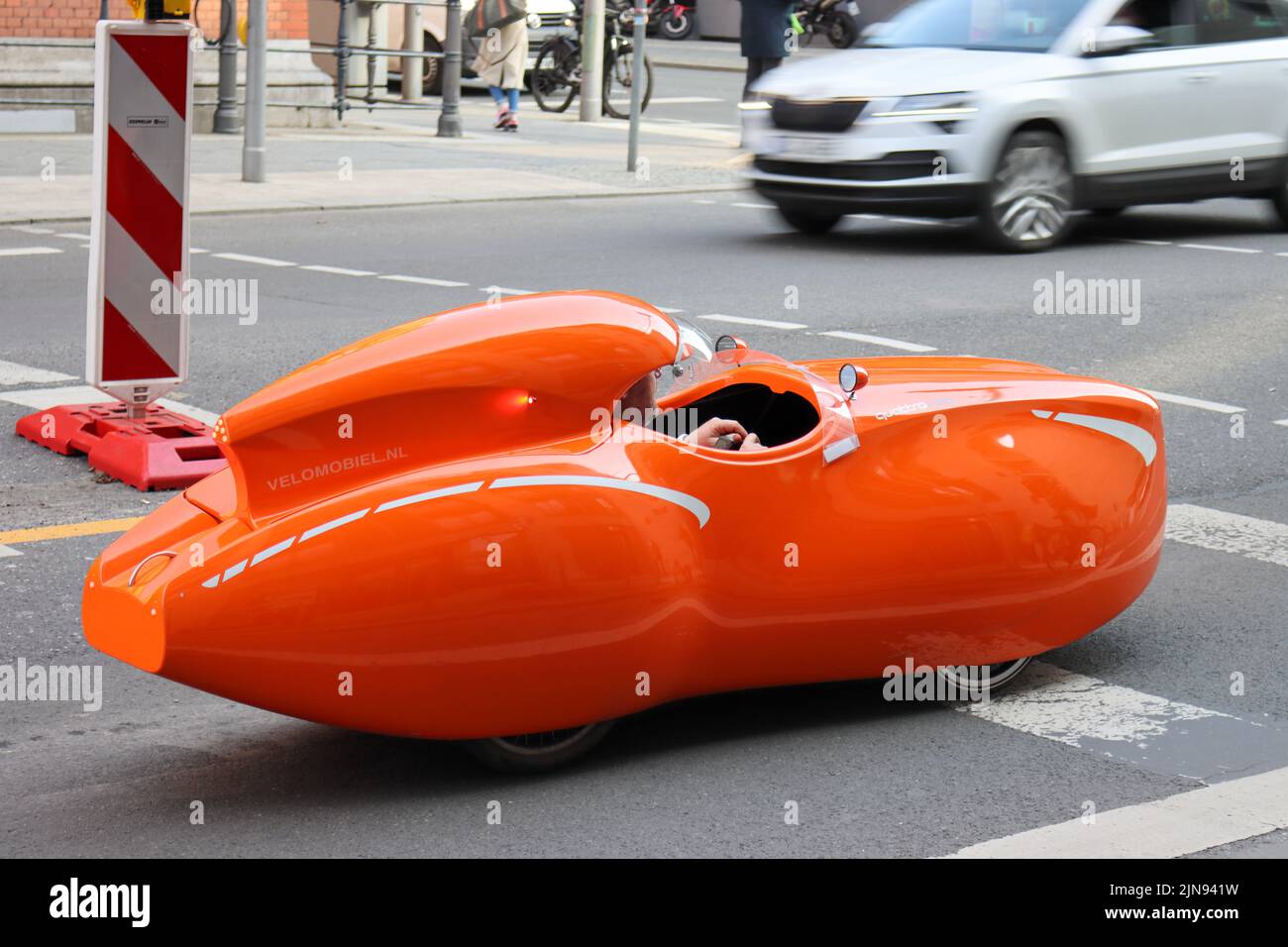 Orange Auto in Berlin Stockfoto