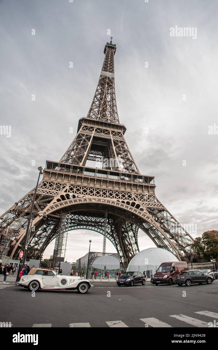 Paris Eiffelturm und Oldtimer Stockfoto