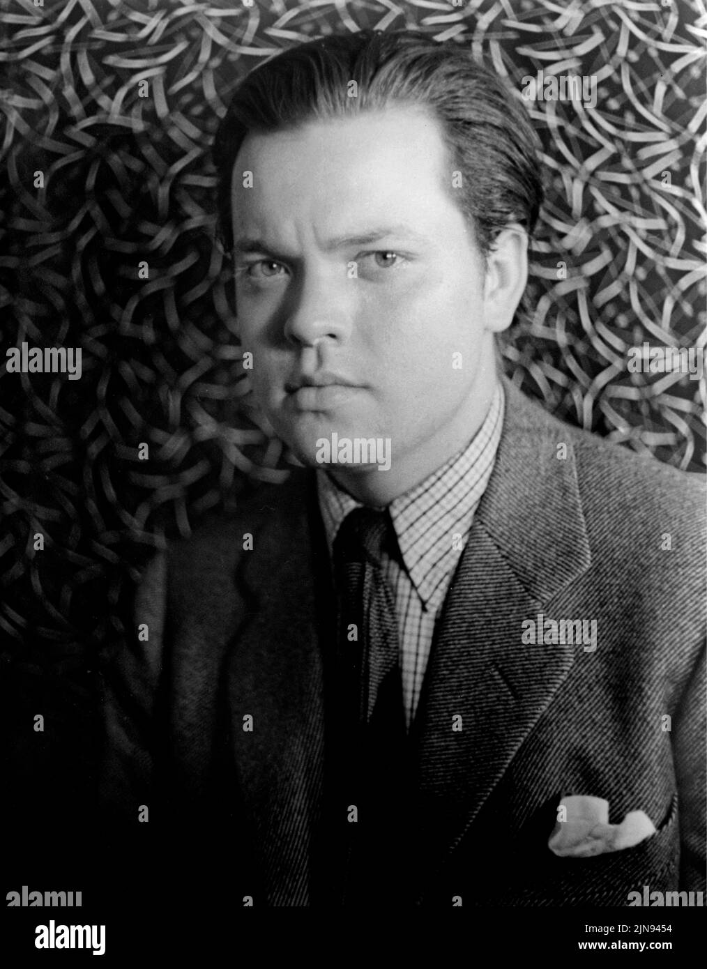 USA - 1937 - Studioportrait von Orson Welles ( 1915 - 1985 ) mit Blick auf Kopf und Schultern der Kamera -- Bild von Carl Van Vechten/Geopix Stockfoto
