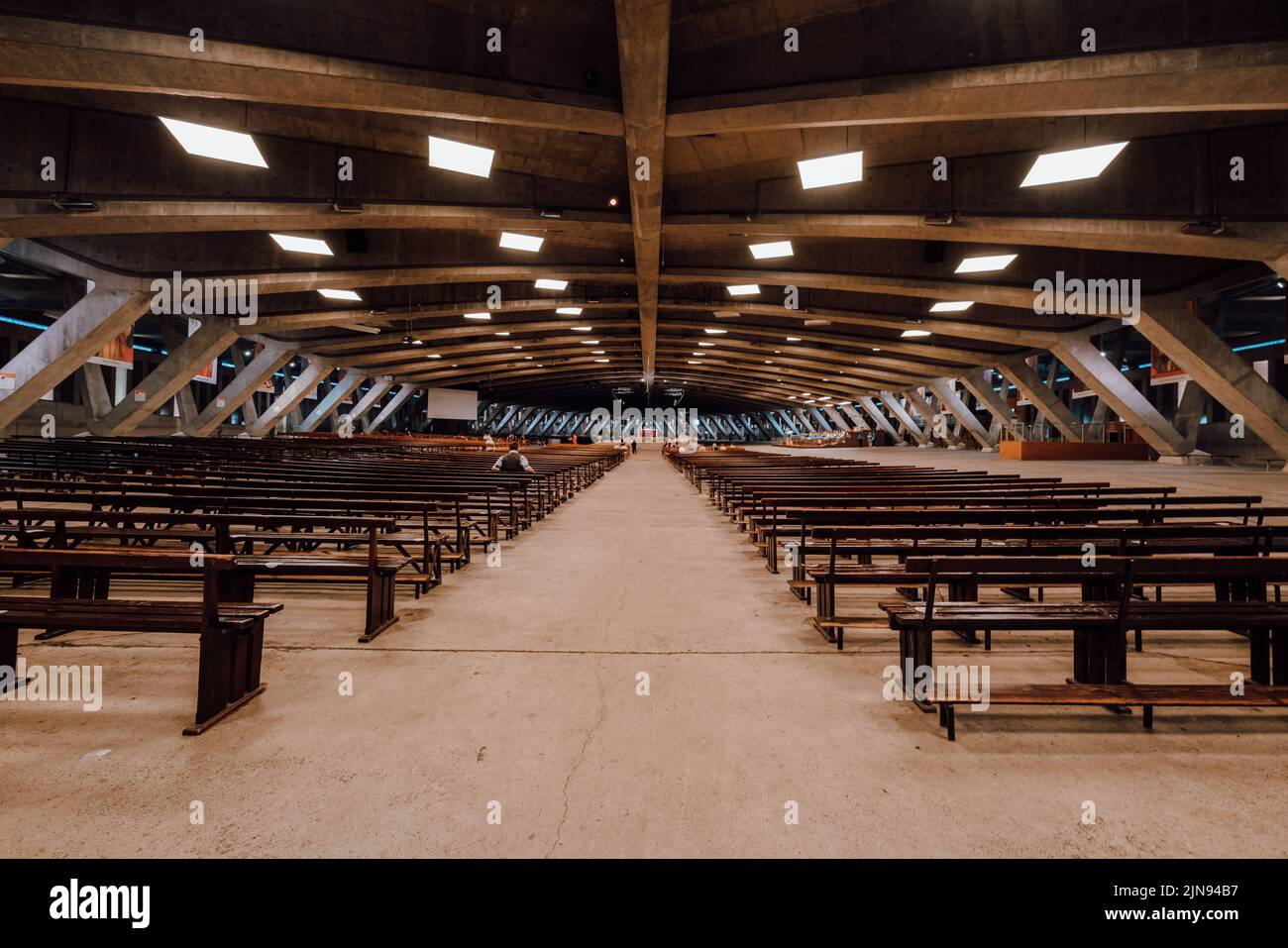 Innenansicht der Basilika St. Pius X. in Lourdes, Frankreich Stockfoto