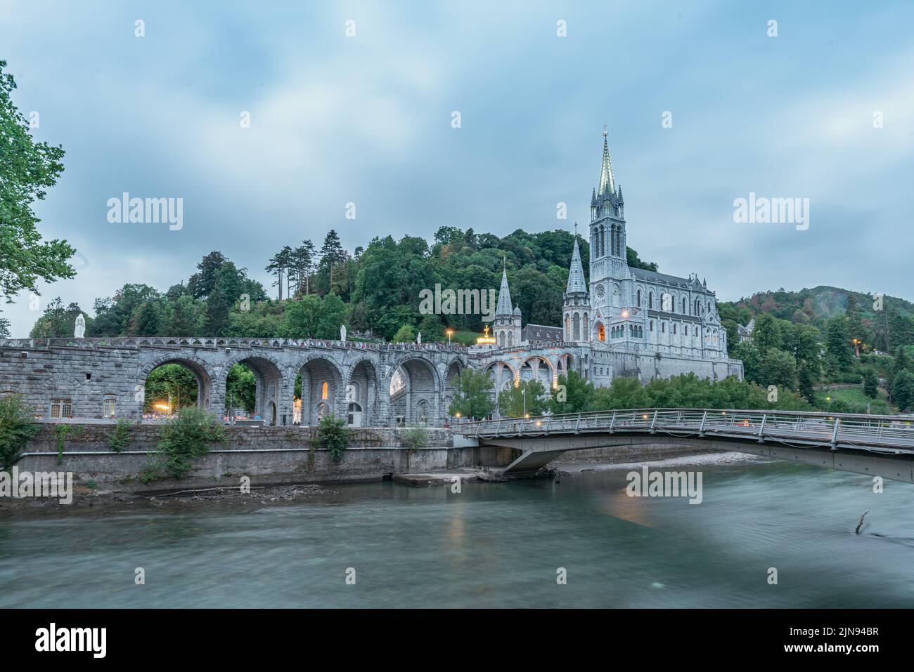 Landschaften der Basilika unserer Lieben Frau in Lourdes bei Nacht, Frankreich Stockfoto