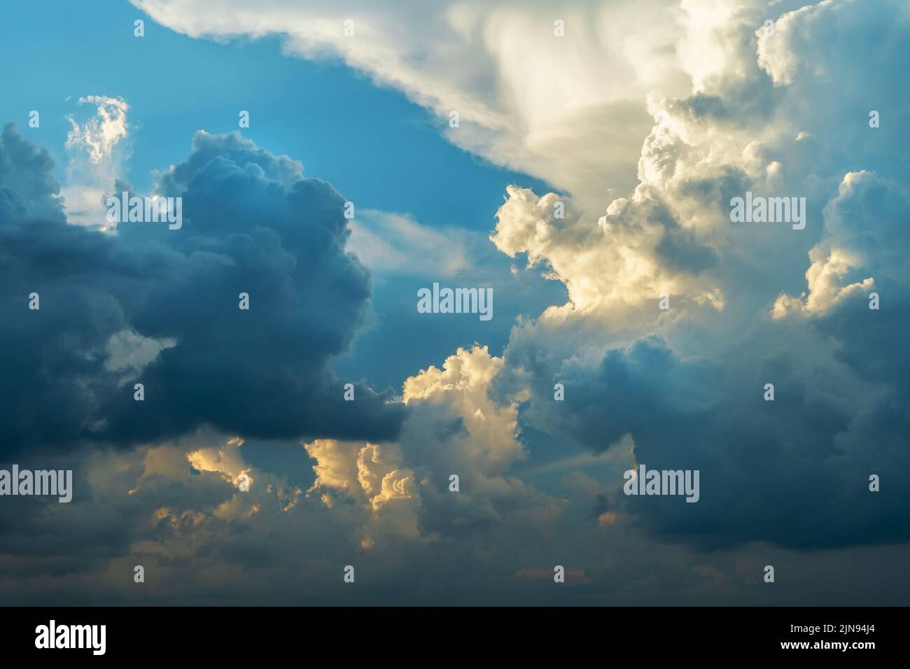 Cumulus flauschige Sonnenuntergang Wolken Himmel Hintergrund. Stockfoto