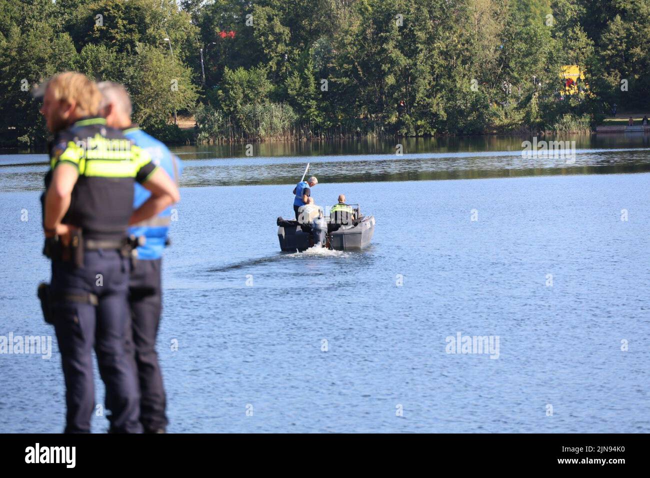 2022-08-10 09:40:14 WAALWIJK - Notdienste suchen nach einem fehlenden polnischen Mann im Surf Pond. Das nationale Unterwasser-Suchteam der Polizei suchte mehrere Tage lang nach dem Ertrinkenden. ANP ERIK OAT NECK niederlande Out - belgien Out Stockfoto