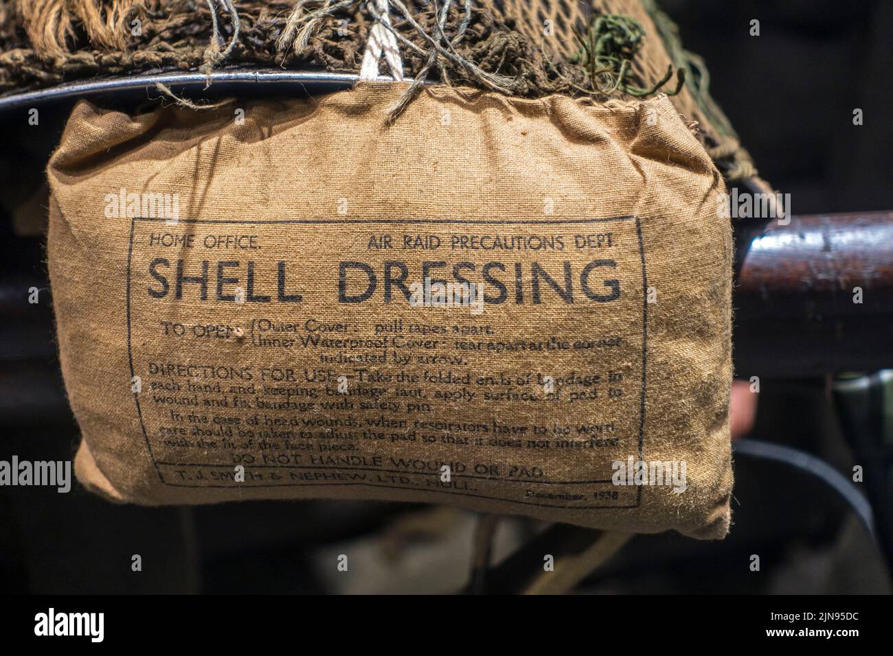 1938 Britische WW2 Smith & Nephew Bandage namens Shell Dressing von der Air RAID Prescautions Department des Innenministeriums, die während des Zweiten Weltkriegs verwendet wurde Stockfoto