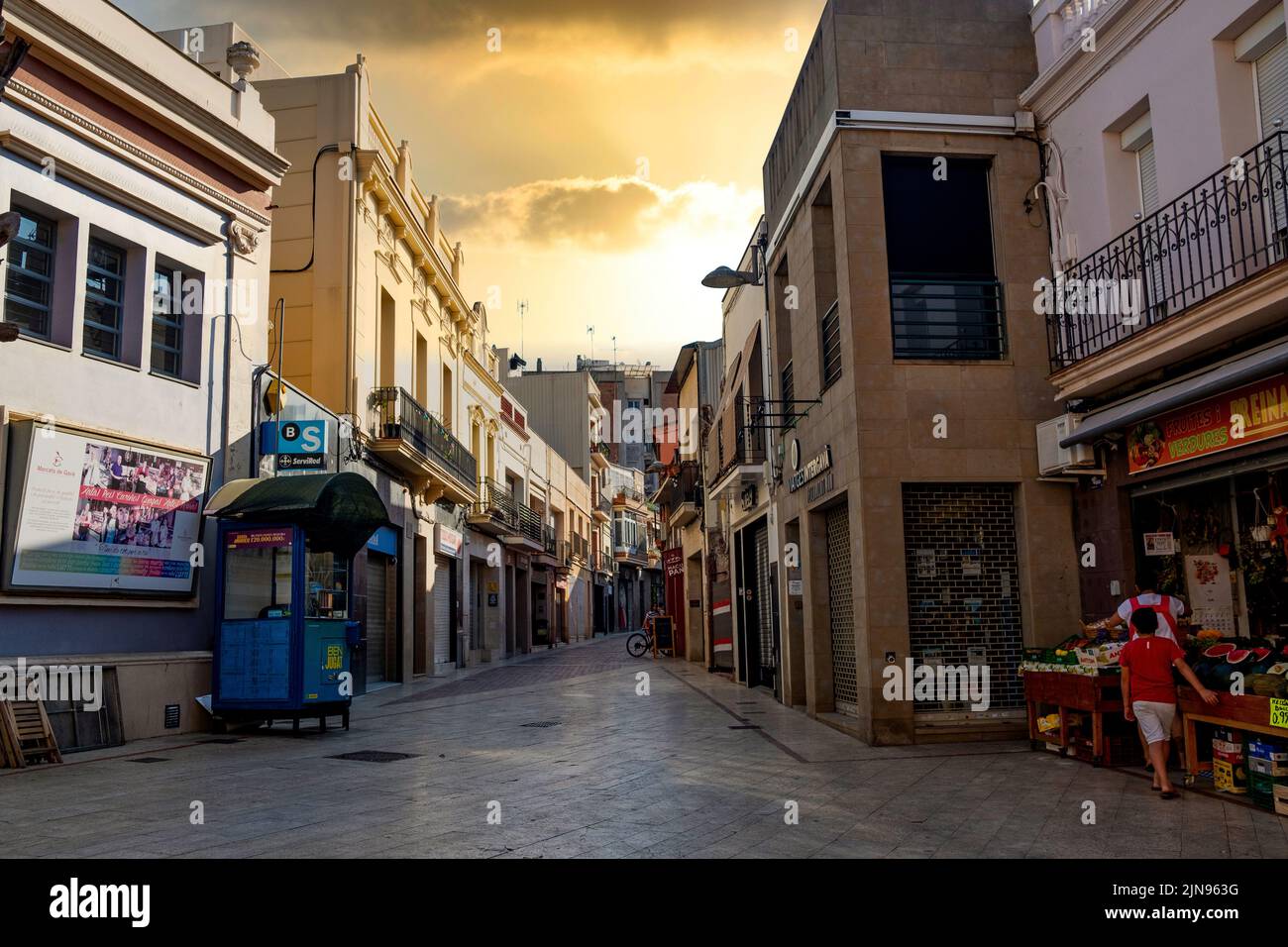 Blick auf die Gavà Straße im Stadtzentrum Altstadt, Baix Llobregat Region, Barcelona, Katalonien am 6. August 2022. Traditionelle katalanische und spanische Stadt Stockfoto