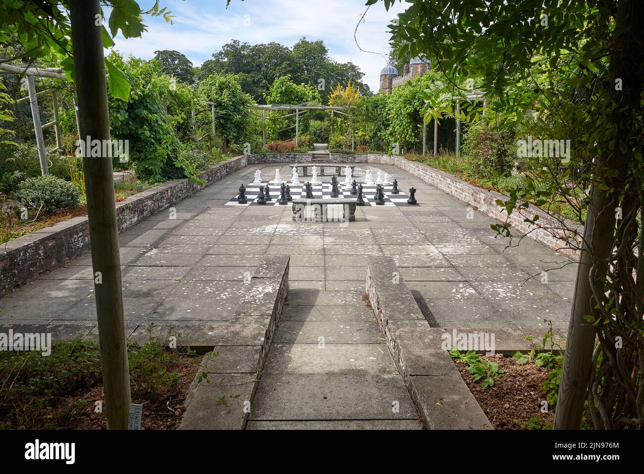 Ein riesiges Schachspiel im Freien in einem von Mauern umgebenen Garten im Sommer in East Yorkshire, England, Großbritannien. Stockfoto
